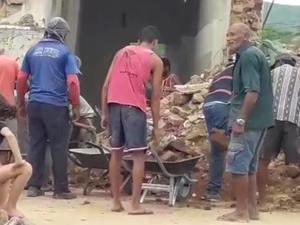 [Vídeo] Moradores fazem mutirão para reerguer Capela que teve torre destruída pela chuva em Traipu