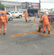 Caminhão de lixo derrama óleo na pista e deixa trânsito lento em Arapiraca