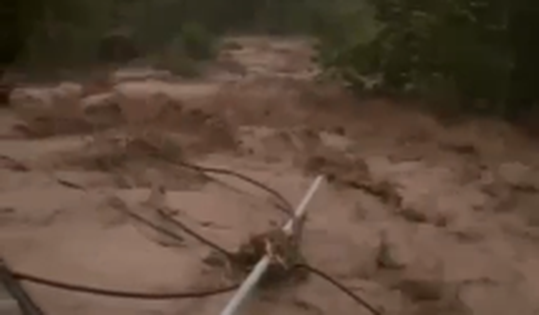 [Vídeo] Chuvas provocam transbordamento de rios e famílias ficam desalojadas