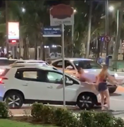 [Vídeo] Homem sobe no capô de veículo e motorista dispara em alta velocidade, em Maceió   