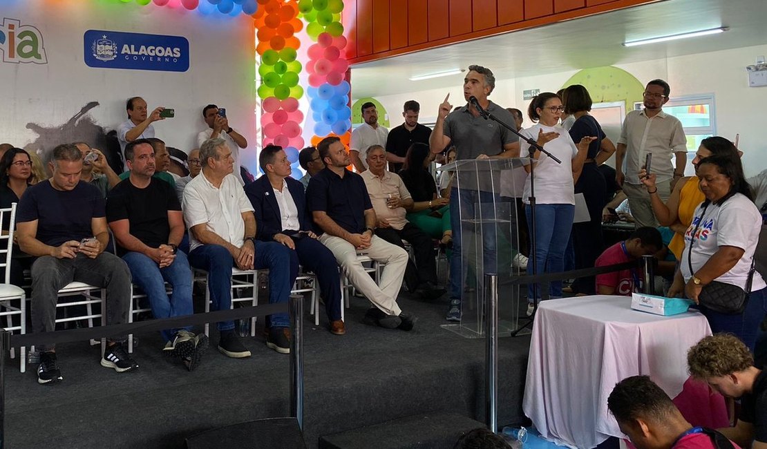 Entrega de creche do Estado vira ato político contra o prefeito de Maceió