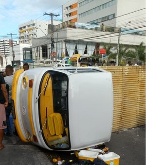 Kombi tem baú arrancado durante acidente em cruzamento da Ponta Verde
