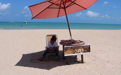 Vendedores fazem sucesso na Praia de Burgalhau