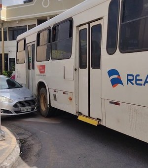 Colisão entre ônibus e carro de passeio atrapalha trânsito no centro de Arapiraca