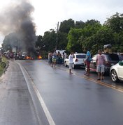 Manifestantes bloqueiam rodovia AL 101 Norte na Barra de Santo Antônio