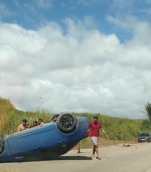 Em acidente, veículo de luxo capota na AL-105 na manhã deste domingo (15), no Litoral Norte de Alagoas