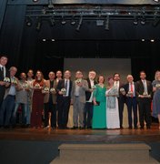 Entrega do Prêmio Selma Brito é marcada por homenagens a Penedo e ao Dr. Hélio Lopes