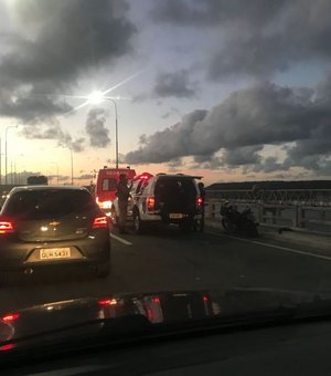 Colisão entre carroça e moto deixa três feridos na Ponte Divaldo Suruagy