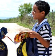 Crianças de Batalha e Maceió recebem kits pedagógicos de projeto social