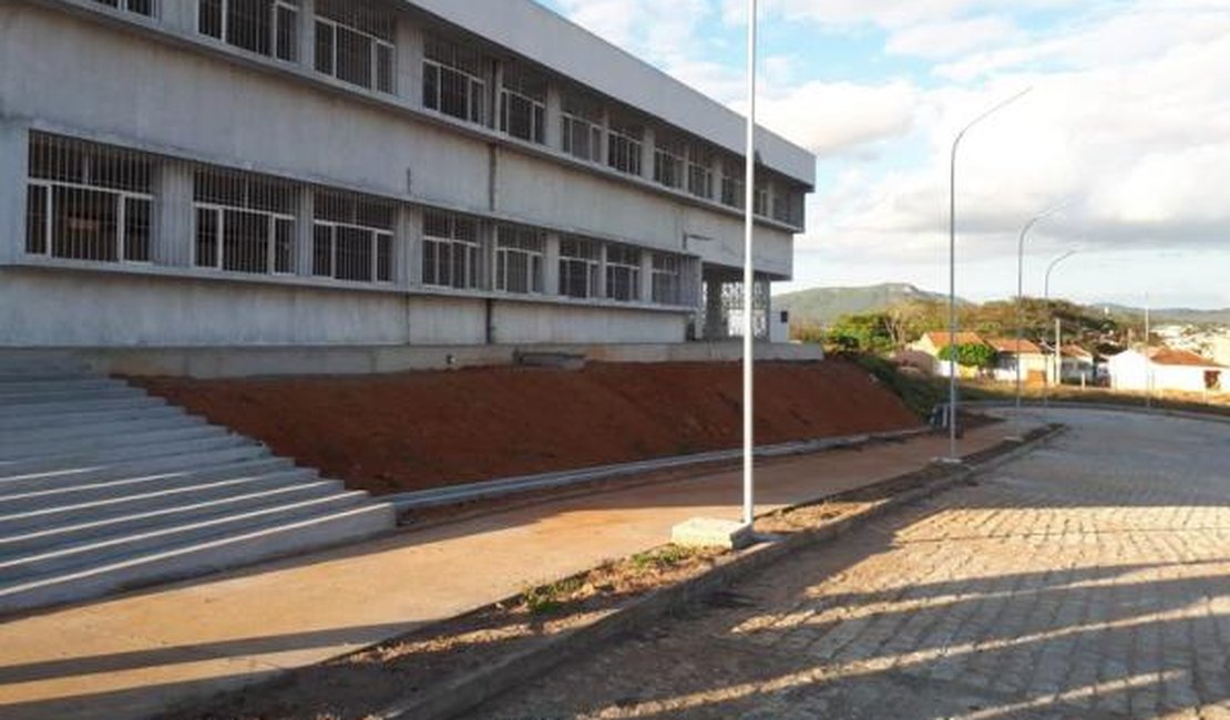 Atrasos em repasse de verba à UFAL atrasam o ritmo das obras em Santana do Ipanema