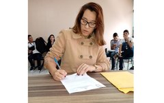 Prefeita Tainá Veiga assina prestação de contas dos alunos, que foram patrocinados pela gestão 