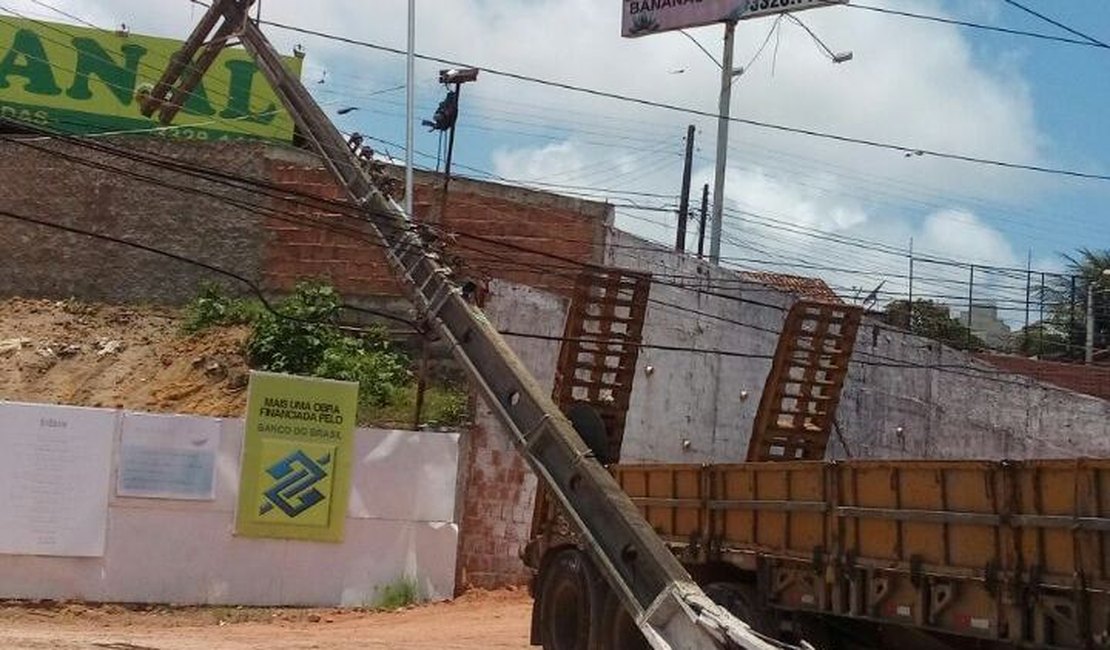 Carreta colide em poste e deixa um bairro sem energia em Maceió