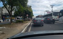 Trânsito segue congestionado na Avenida Fernandes Lima