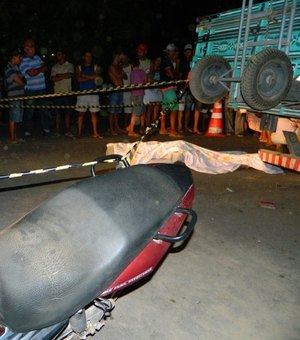 Mototaxista morre ao colidir contra caminhão