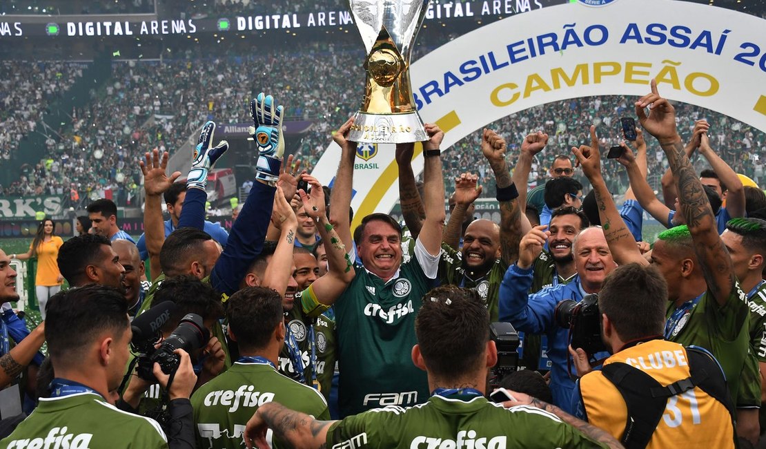 Palmeiras comemora título com Bolsonaro em campo