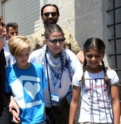 Angelina Jolie leva a filha Shiloh para visitas a campos de refugiados