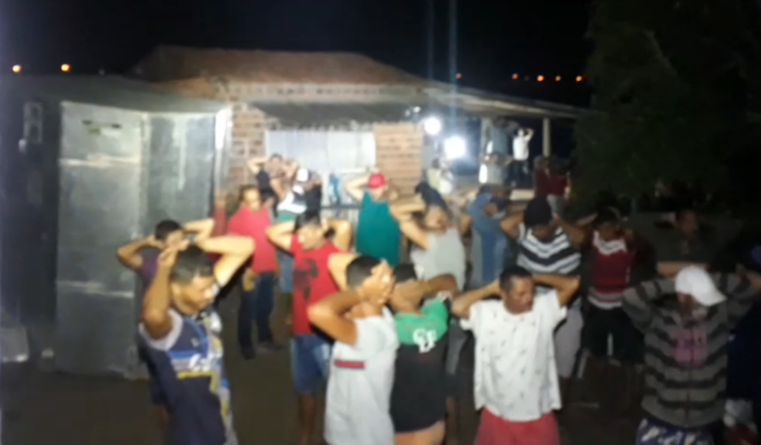 [Vídeo] Denúncia de aglomeração em Arapiraca resulta em apreensão de galos, drogas e arma