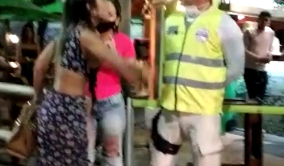 Policiais desacatados por mulher em bar na Orla recebem homenagem na Câmara de Maceió