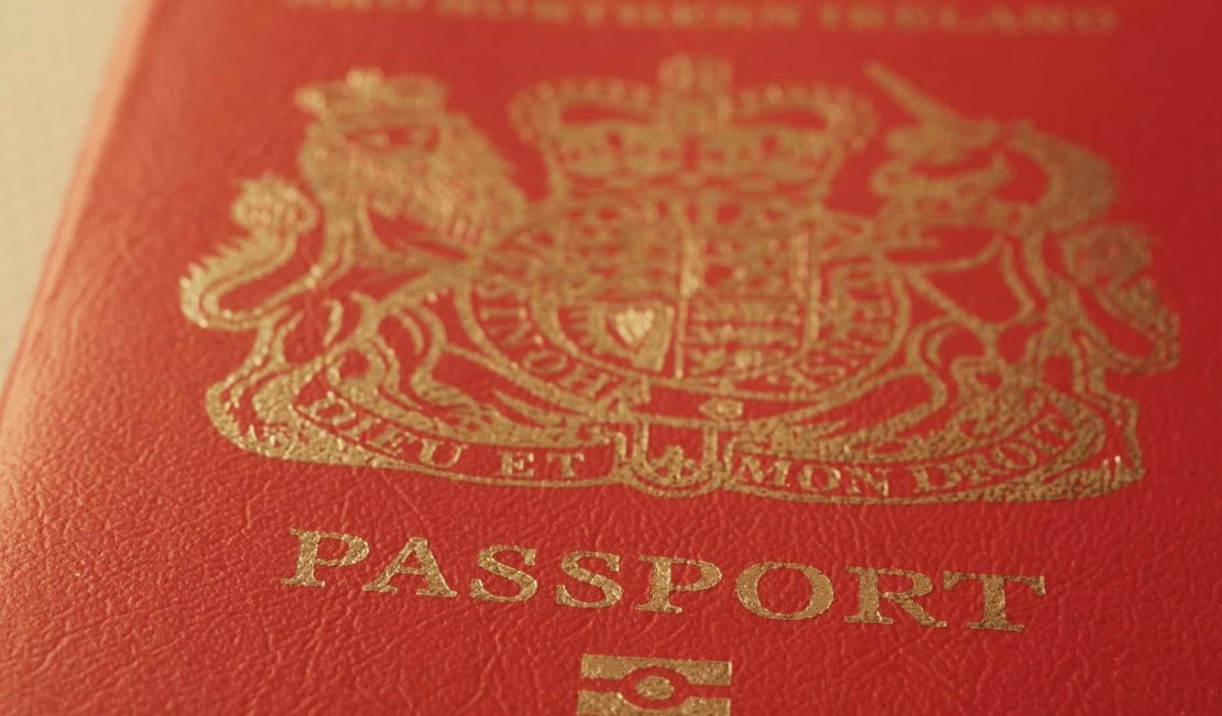 Reino Unido começa a emitir passaportes sem nome da UE