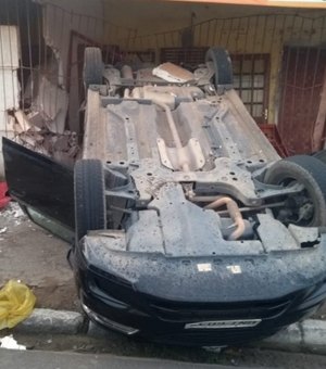Carro capota e invade loja após colisão no Barro Duro, em Maceió