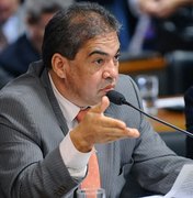 [Vídeo] Chapa dentária de senador cai durante comissão em Brasília