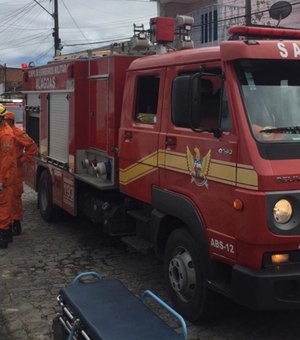Incêndio destrói carrinho de pipoca no bairro do Poço, em Maceió