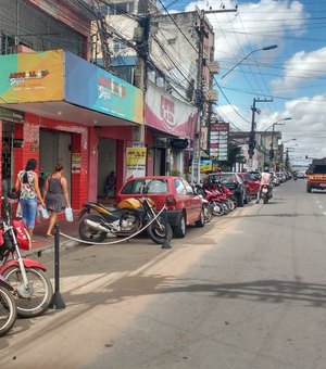  Comerciantes 'privatizam' rua em frente a estabelecimentos em Arapiraca