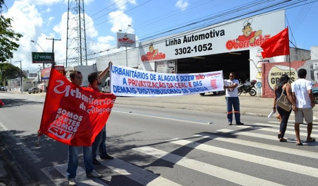 Funcionários da Eletrobras realizam protesto contra privatização da empresa