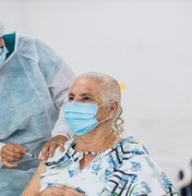 Emoção marca vacinação de idosos a partir dos 75 anos em Arapiraca