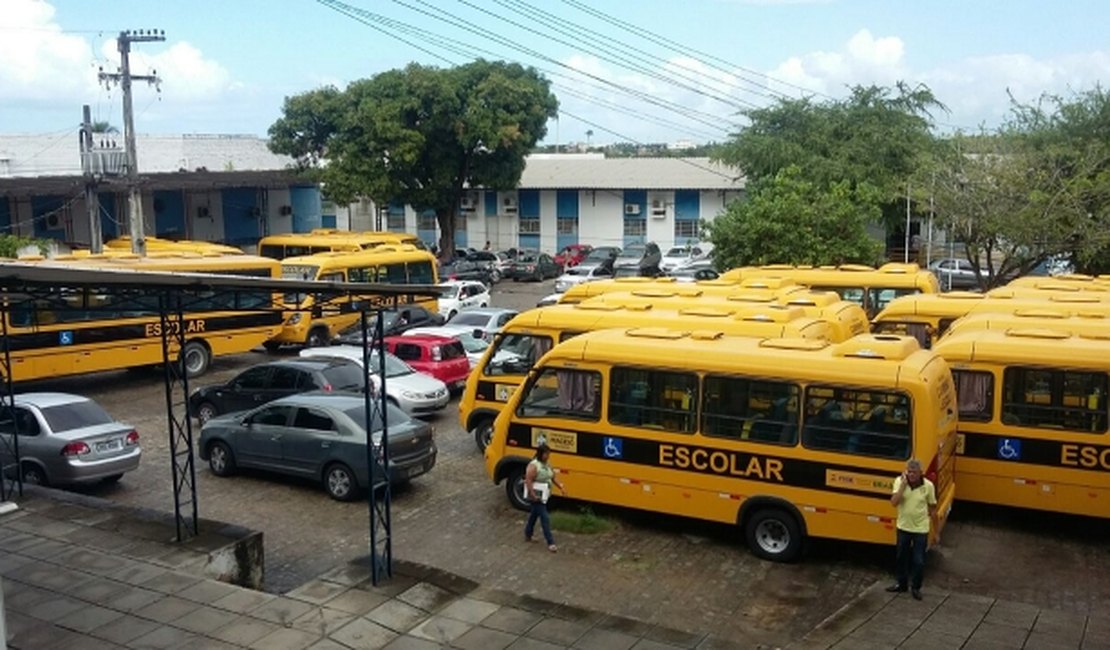 Ônibus escolares estão há seis meses parados; Semed ainda não concluiu licitação