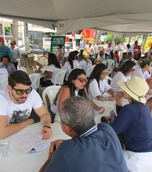 Ação de prevenção ao pé diabético atende 150 pessoas na orla de Maceió