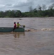 Morador constrói embarcação para socorrer vítimas da chuva