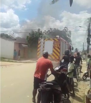 Incêndio atinge residência em Arapiraca e bombeiros trabalham para controlar o fogo