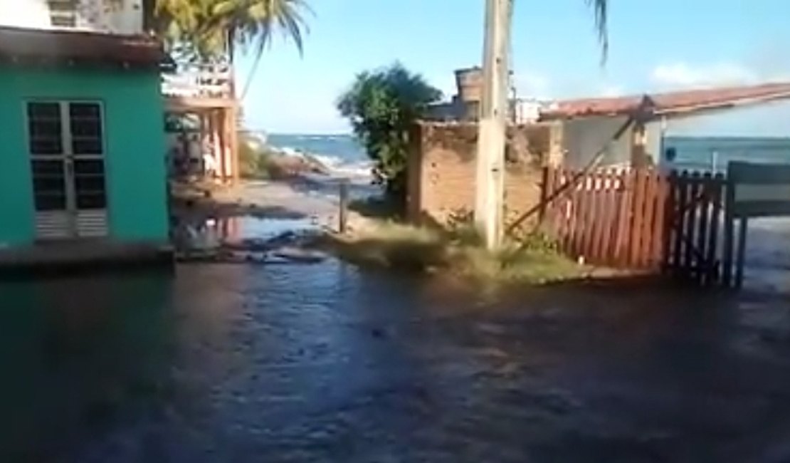 [Vídeo] Mar avança e moradores sofrem com prejuízos na Barra Nova