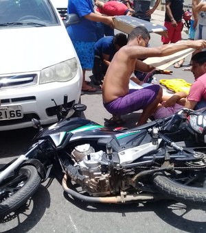 Colisão entre carro e moto deixa homem com fratura exposta