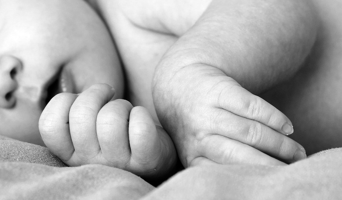 Família acusa creche de deixar bebê sozinha trancada