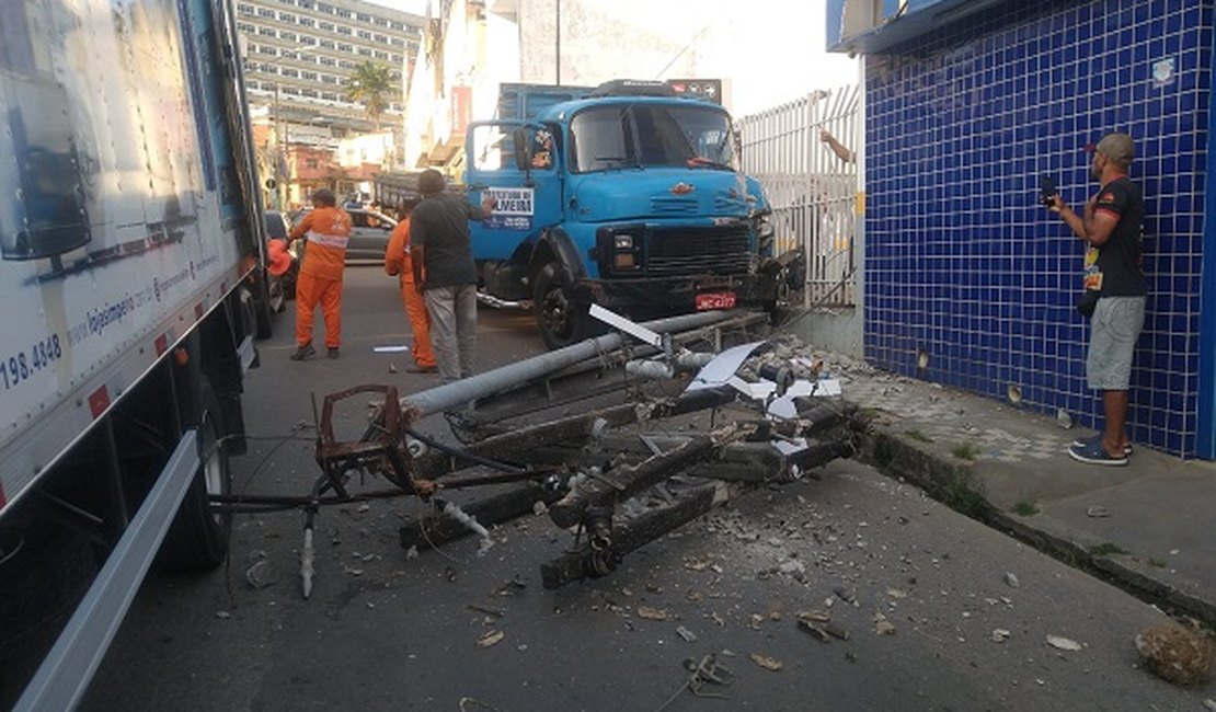 Caminhão da prefeitura bate em poste e causa falta de energia em Palmeira