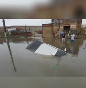 [Vídeo] Carro cai em valeta e fica submerso no Mercado da Produção