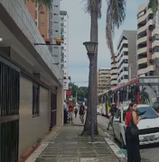 Homem é espancado após suspeita de roubo a ônibus na Ponta Verde