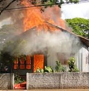 Incêndio mata criança de sete anos e deixa outras três feridas, em Maceió 