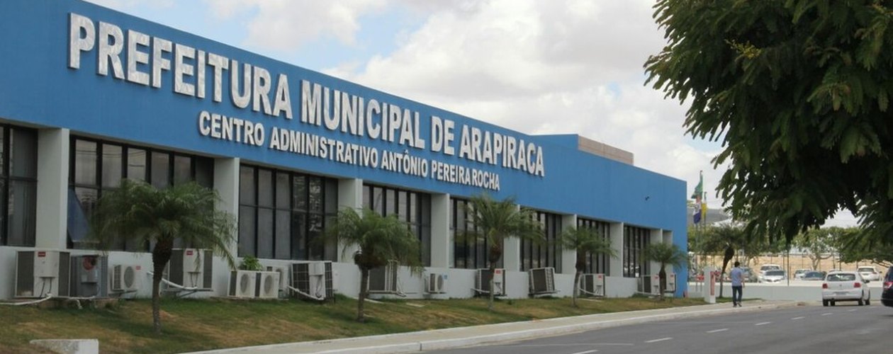 Prefeitura de Arapiraca exonera 800 servidores e outros acumulam meses de salários atrasados