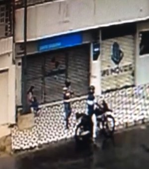 [Vídeo] Câmeras de segurança flagram roubo em frente a Casa Lotérica no Poço