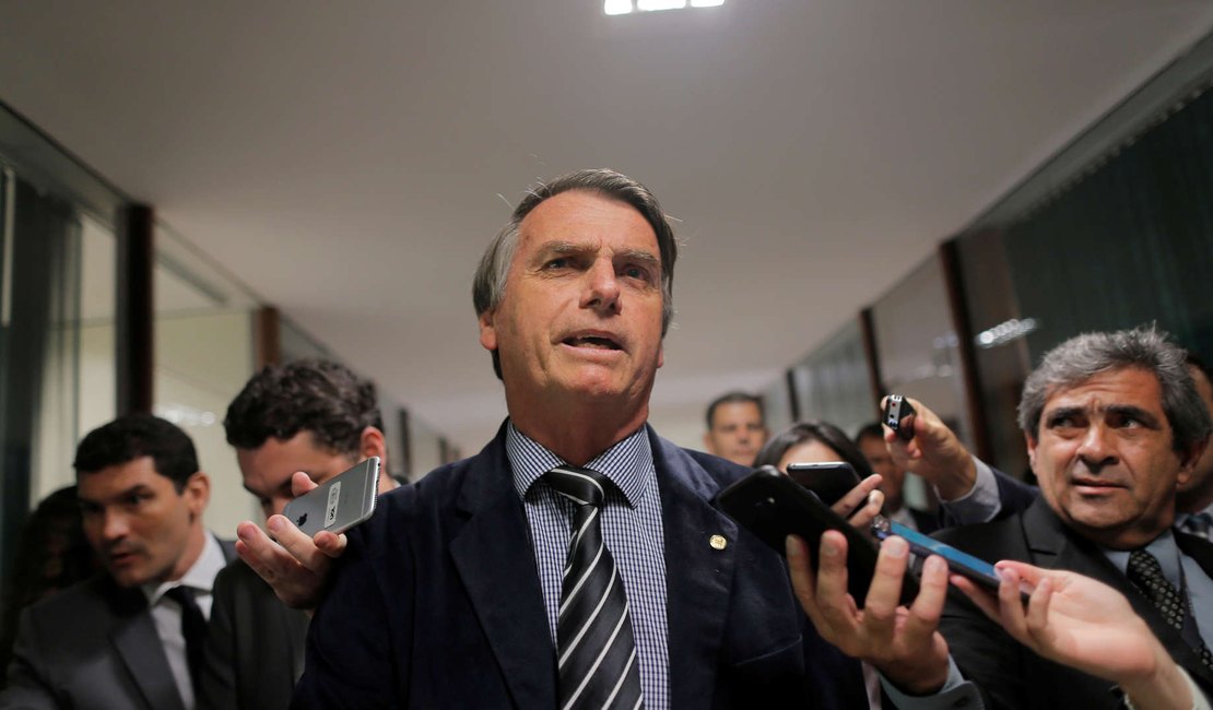 Bolsonaro tem mais oficiais no primeiro escalão que presidentes da ditadura