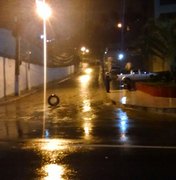 Por conta das chuvas, barreira da Sococo desliza e interdita trânsito no Jacintinho