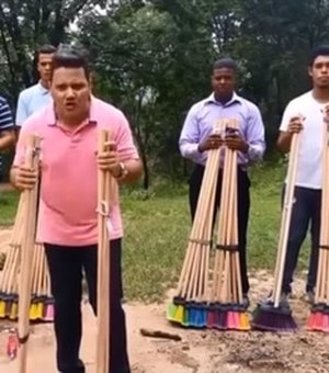[Vídeo] Pastores vendem vassoura por mil reais com a promessa de 'varrer o mal'