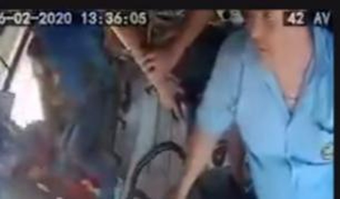Motorista é demitido após pedir dinheiro a assaltante dentro de ônibus