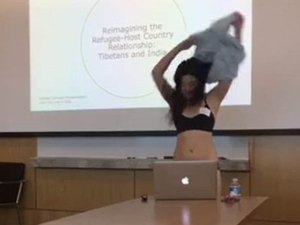 Aluna apresenta trabalho de roupa íntima após professora criticar comprimento de seu short