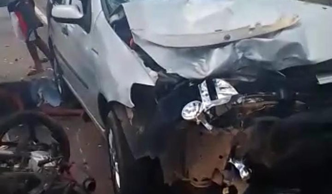 Colisão entre moto e carro deixa casal ferido na AL-115 em Arapiraca