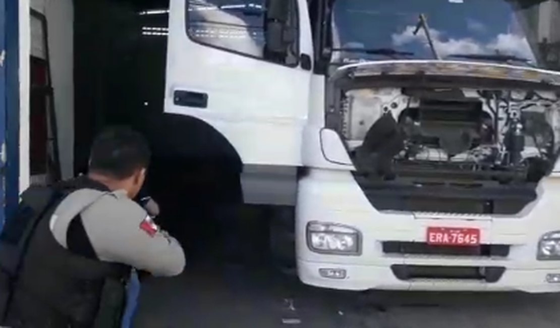 [Vídeo] Polícia recupera caminhão roubado para desmonte em Maceió