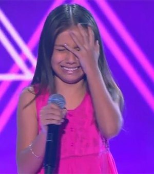 Menina chora ao ser escolhida e público canta a música no 'The Voice Kids'